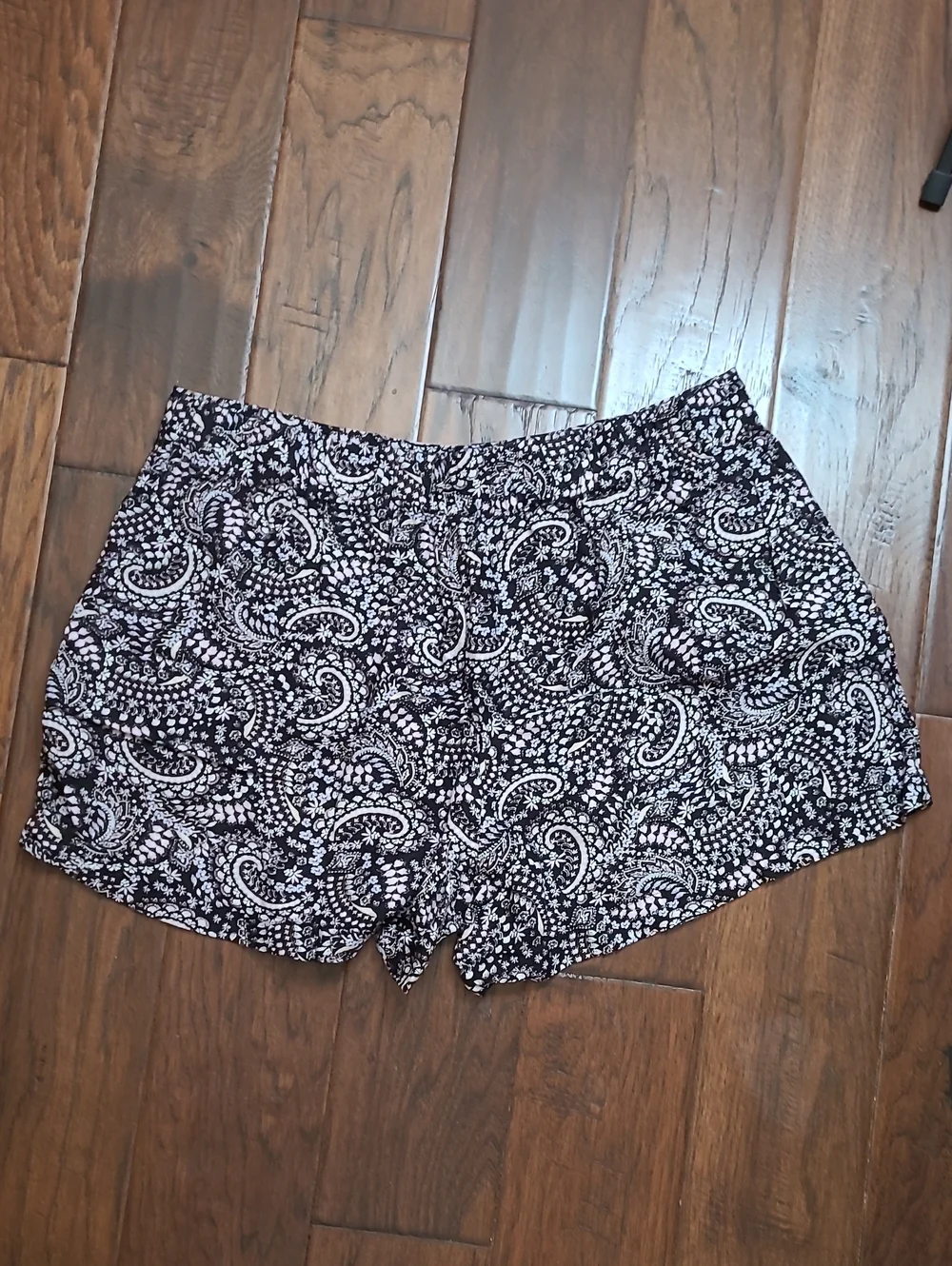 LOFT Black & White Paisley Print Linen Blend Shorts size Large